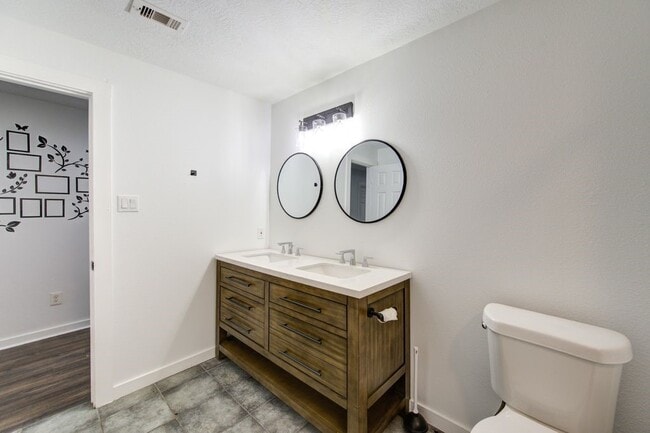 Building Photo - 5906 Hilary St