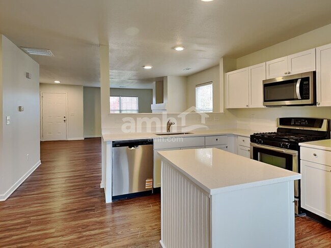 Building Photo - 1245 Cloverview St