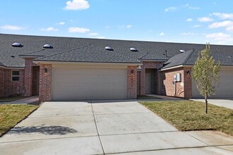 Building Photo - 7624 Woodford Ave