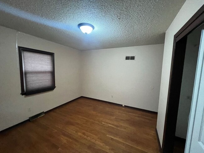 Building Photo - Great Duplex with 2+ bed/1 bath/1 Car gara...