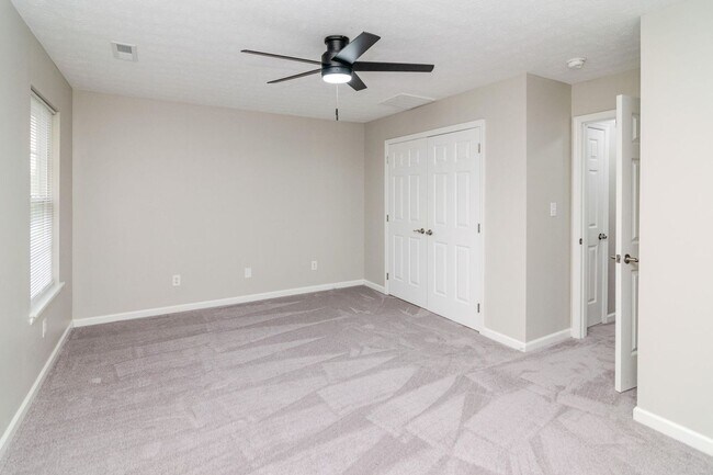 Building Photo - Beautifully updated 3 bedroom, 2.5 bath townhouse in a fantastic Lexington location!