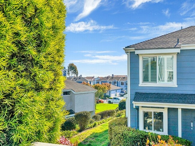 Building Photo - Prime San Clemente 3 Bedroom / 2.5 Bathroo...