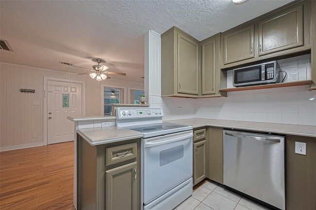 Building Photo - 1372 W Pine Lake Cir