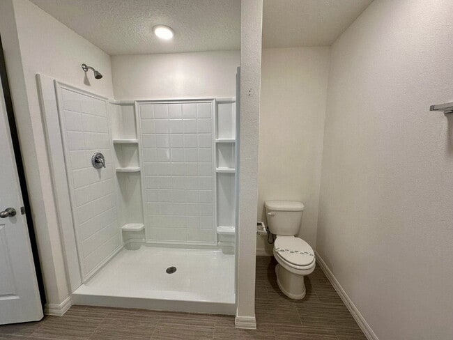 Building Photo - Large Family Home