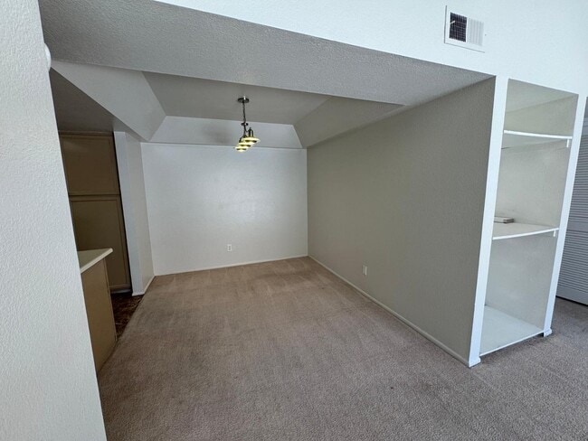 Building Photo - 1905 E University Dr