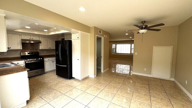 Building Photo - Newly Renovated Spacious 3-Bedroom Townhom...