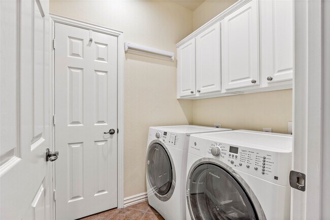 Building Photo - 15 Crocus Petal St