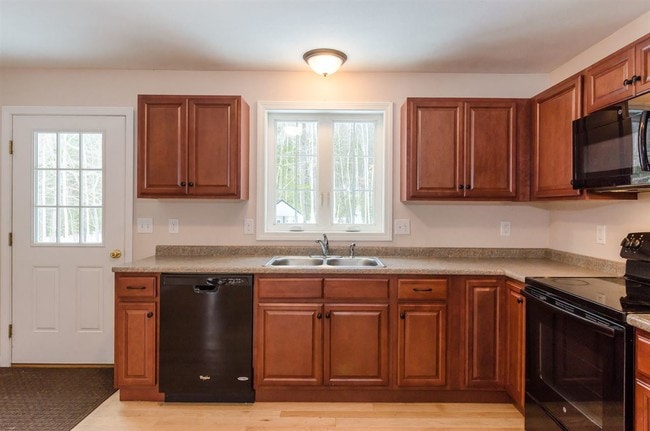 Building Photo - 60 Russell Hill Rd