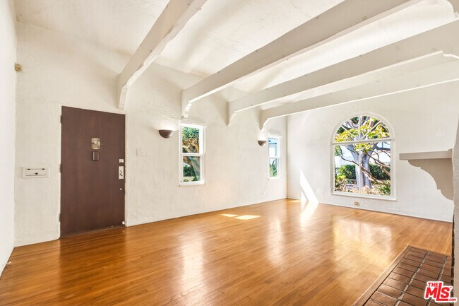Building Photo - 2613 Cloverfield Blvd