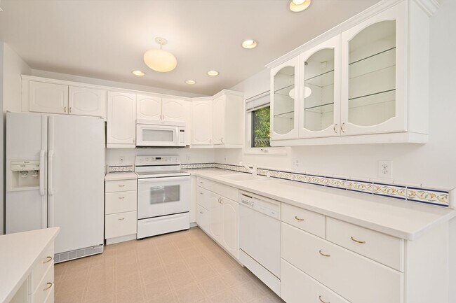 Building Photo - Spacious 4BR/2 BA Home in Quiet North-End ...