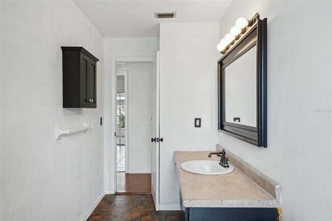 Building Photo - 503 Holt Cir