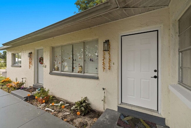 Building Photo - Non gated neighborhood in Naples