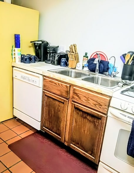 Building Photo - 892 N State Rd 149