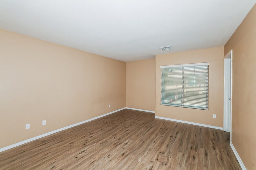 Building Photo - 9427 W Monte Vista Rd