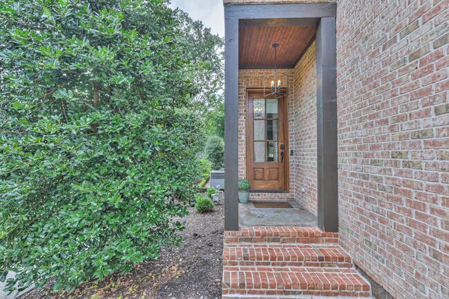Building Photo - Stunning Executive Townhome in the Heart o...