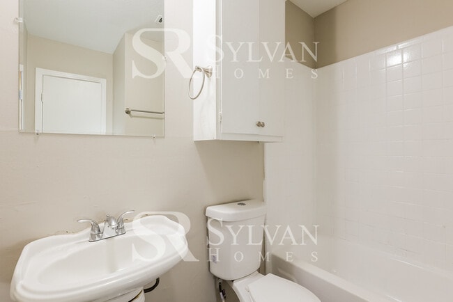 Building Photo - Discover Spacious Comfort & Fun