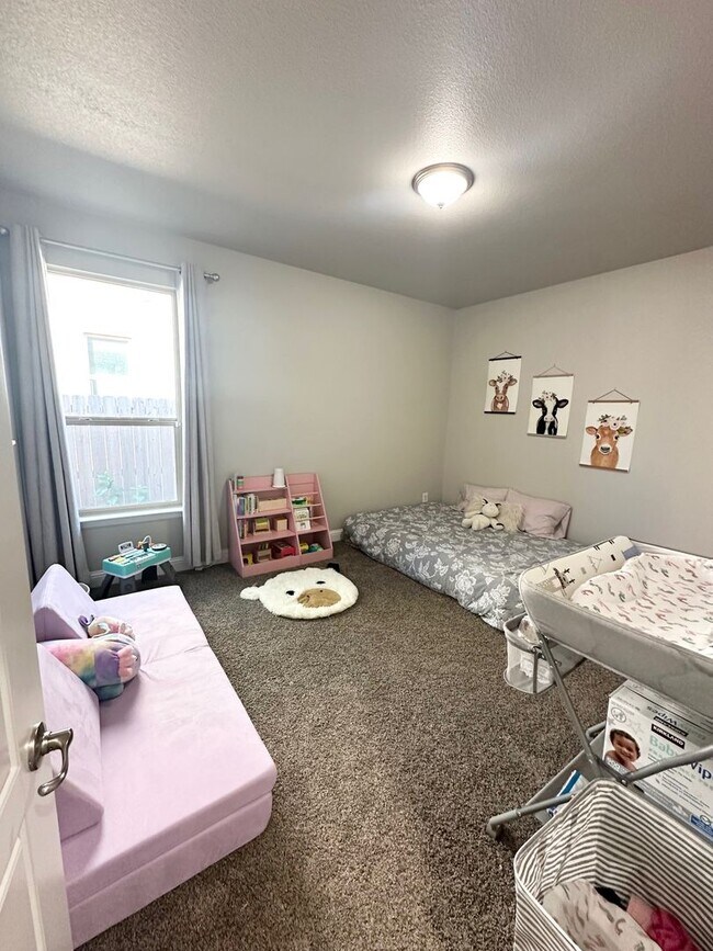 Building Photo - 3 Bed 2 Bath Ready to Rent ASAP!