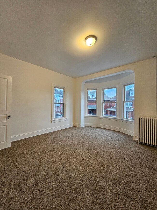 Building Photo - 921 W Poplar St