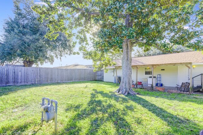 Building Photo - 3811 Bennett Dr
