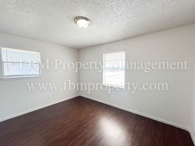 Building Photo - 825 Tehuacana Hwy