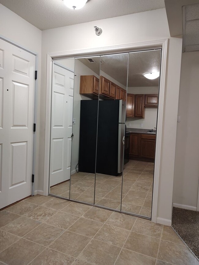 Building Photo - Diamond Valley Apartments