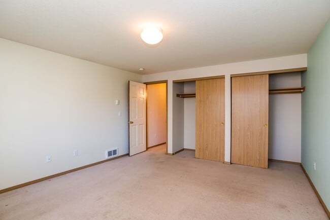 Building Photo - Charming 3-Bedroom Home in Redmond: Spacious Yard & Prime Location!