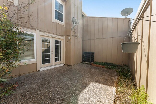 Building Photo - 11614 Village Pl Dr