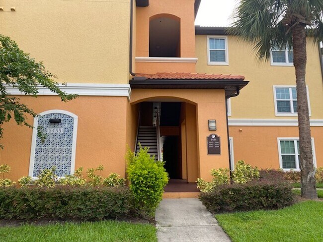 Building Photo - Spacious 1st Floor 2 Bed, 2 Bath Condo with New Carpet | Gated Community Near Universal Studios!