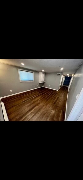 Primary Photo - 6 1/2 Floyd Rd