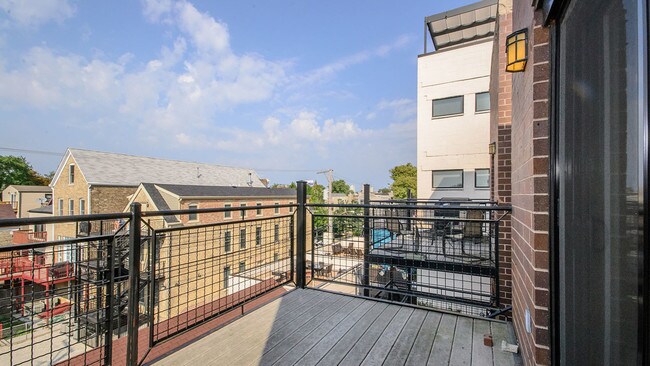 Building Photo - 1910 W Armitage Ave