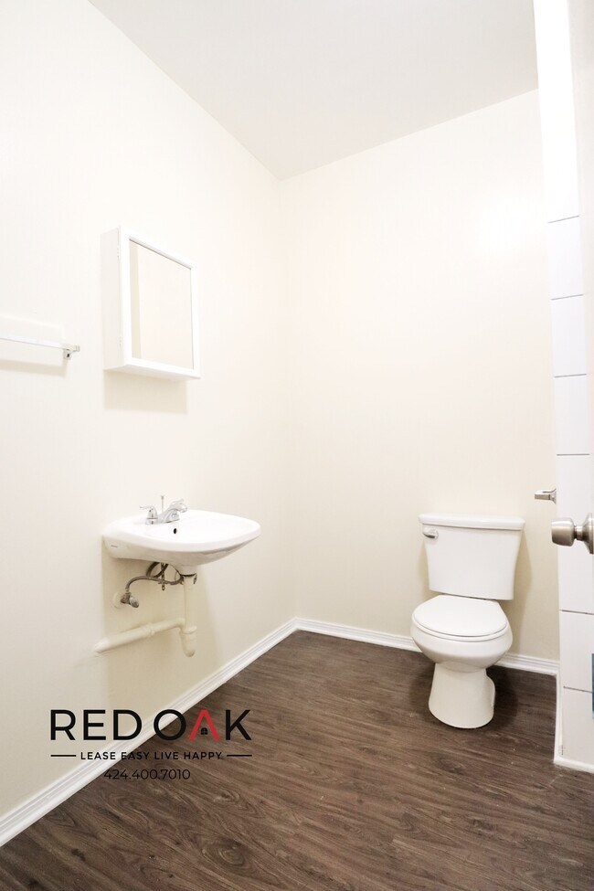 Building Photo - Completely Remodeled Top Floor Studio With...