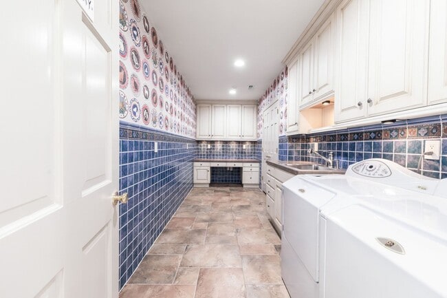 Building Photo - Elegant Townhome in Colonial Williamsburg