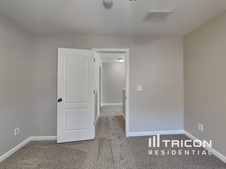 Building Photo - 2725 Sedgeview Way NE