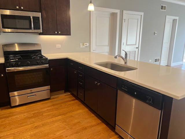 Building Photo - 4812 W Montrose Ave