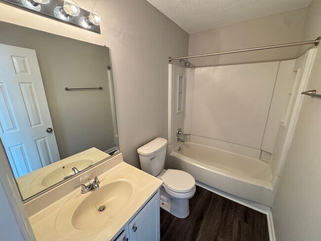 Building Photo - Gorgeous Three Bedroom Home!