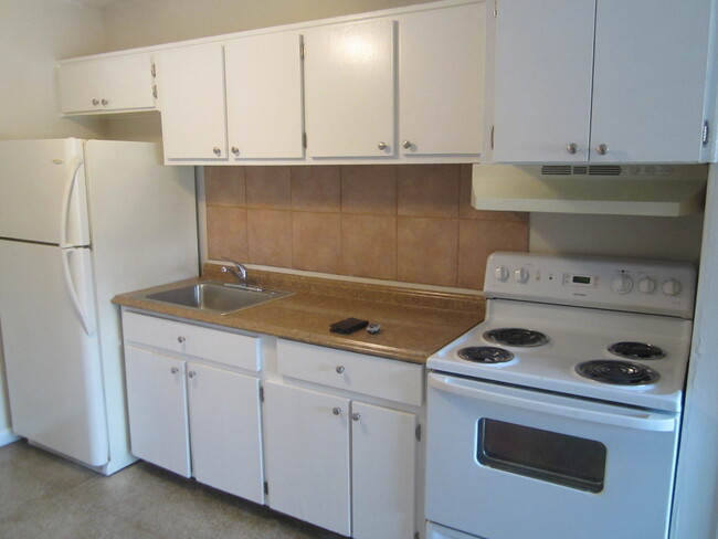 Building Photo - 2 Bedroom 1 Bath Duplex available for Rent...