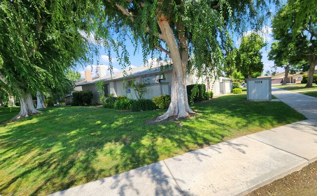 Primary Photo - 7004 N Half Moon Dr