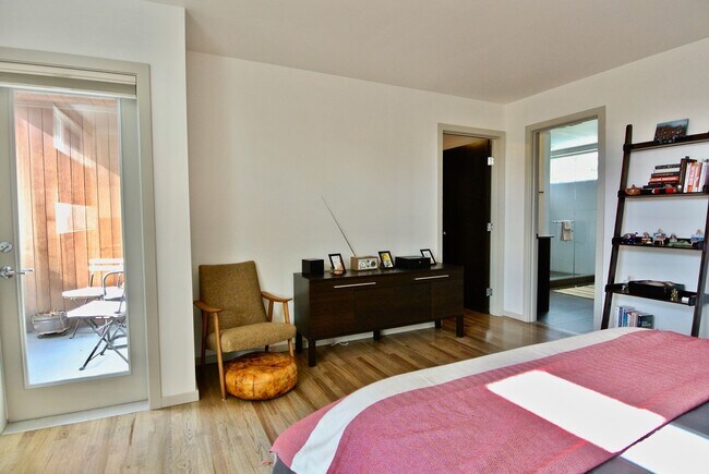 Building Photo - Modern, Stand Alone Home in the heart of Ballard!
