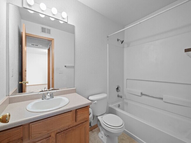 Building Photo - Well Maintained 2-Bed, 2-Bath Condo in Prime Location Near CSU!