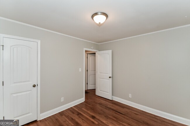 Building Photo - 8467 Fairview Dr