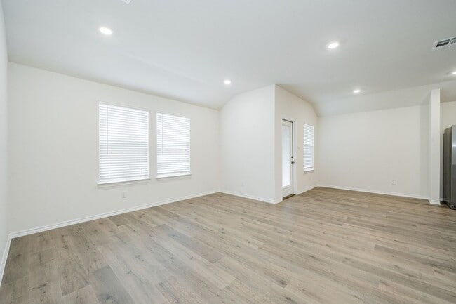 Building Photo - 2139 Thornton Dr