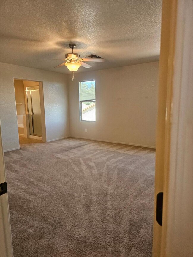 Building Photo - 900 Estancia Dr