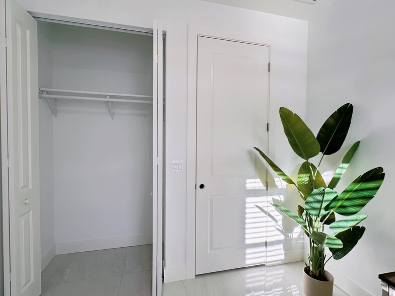 Large closet - 4730 Marguerita Dr