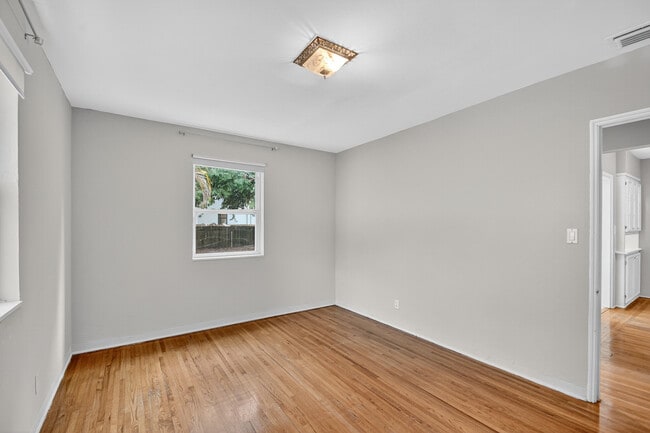 Building Photo - 2817 Poinsettia Ave
