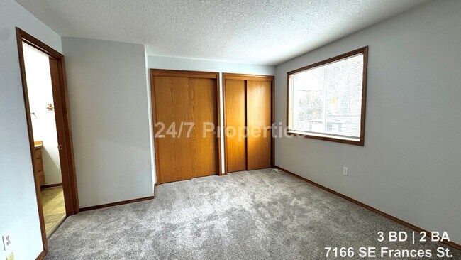 Building Photo - Updated 3BD | 2BA Home with Garage & Large Deck - Hillsboro