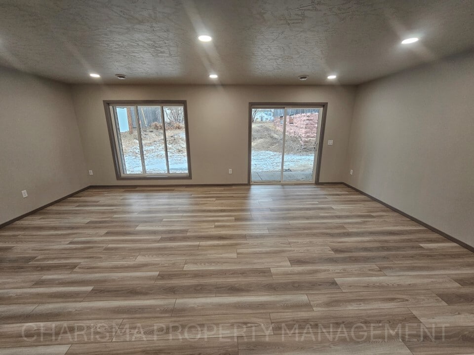 Building Photo - 711 N Dakota Ave