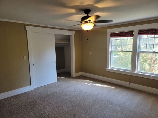 Building Photo - South Hill Home