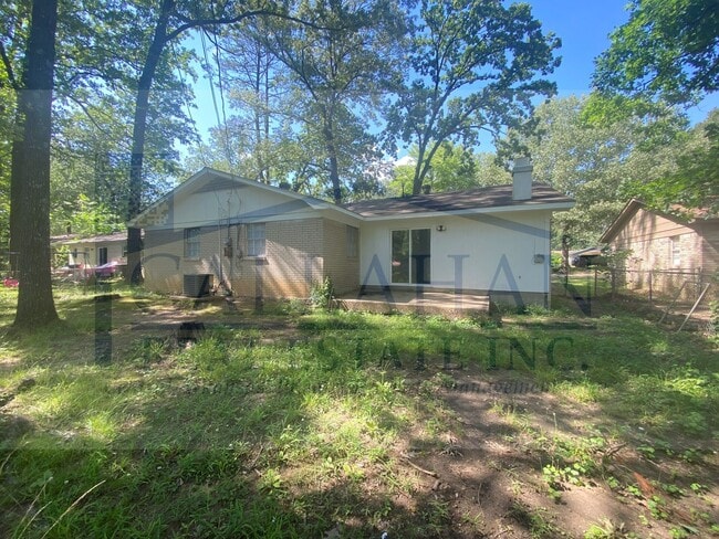 Building Photo - Southwest LR 4 Bedroom Home