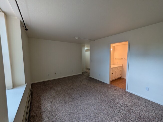Building Photo - 1000 Fountain Terrace Dr