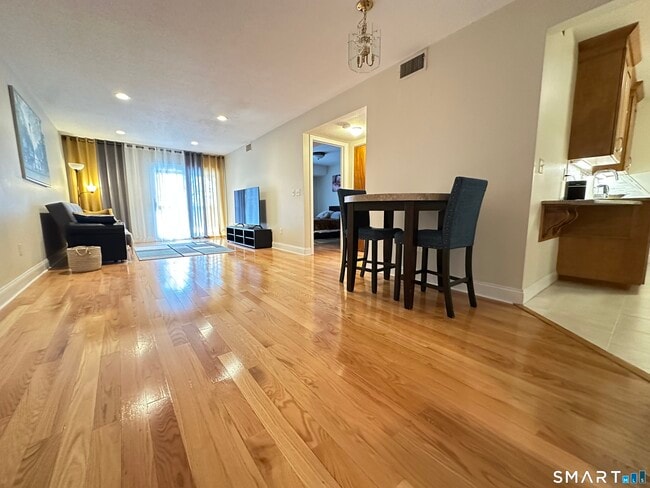 Building Photo - 95 -2B Woodsedge Dr